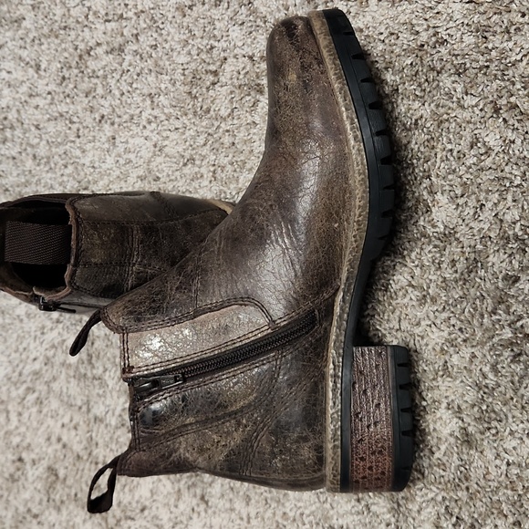 Women's Weathered Black Leather Ankle Boots - Picture 9 of 9